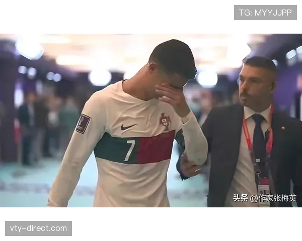 C罗穿睡衣坐私人飞机，那画面怎么感觉和我周末窝家一样惨烈？