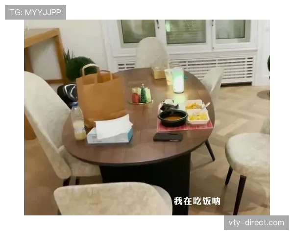 武磊家沙发随手一坐就是豪宅感，我这月工资秒被羞辱