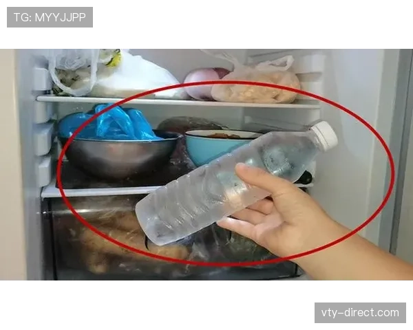 贝林厄姆家的冰箱里塞满了能量饮料，连矿泉水都得排队